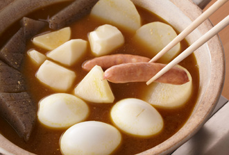 鍋にAを入れて中火にかけ、沸騰したら一度火を止めてカレールゥを溶かす。再び中火にかけ、じゃがいも、こんにゃく、ゆで卵、ソーセージ、大根を入れて煮る。柔らかくなったらがんもどき、ちくわ、ブロッコリーを入れて煮て、火が通ったらでき上がり。