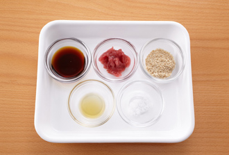器になすを盛り、梅ポン酢ソースの材料を混ぜてかける。玉ねぎ、みょうがをのせて万能ねぎを散らす。