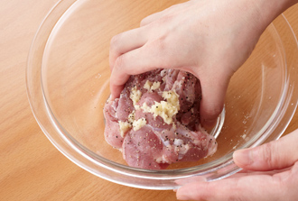 鶏肉は筋を切って塩、黒こしょう各少々をふり、ボウルに入れてにんにくをもみ込む。しょうがはせん切りにし、水に1～2分さらして水気を切る。多めのサラダ油でしょうがをカリッとするまで揚げて取り出す。