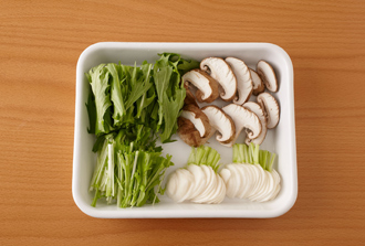かぶは茎を2センチほど残して葉を切り離し、幅5ミリに切る。水菜は長さ5～6センチに切る。しいたけは軸を切り落とし、幅5ミリに切る。