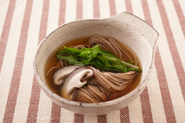 残っただし汁を使って、しめのそばを作りましょう。だし汁は、酒、みりんなどで味をととのえ、ゆでたそばにかけて。