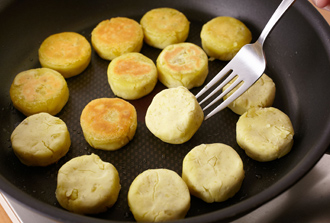 フライパンにサラダ油を中火で熱し、2を並べる。ふたをして弱火で蒸し焼きにし、焼き目がついたら裏返す。再びふたをしてこんがり焼き目がついたら、しょうゆ、砂糖、酒を加えて全体にからめる。器に盛ってのりをふる。