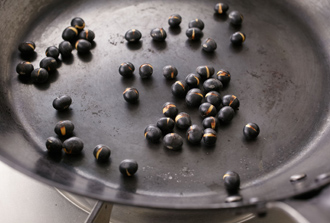 黒豆五穀ごはんを作る。米と雑穀は炊く30分前に洗って、それぞれざるに上げておく。黒豆はサッと洗って水気を拭き、フライパンで豆の皮がはじけるまで空煎りする。
