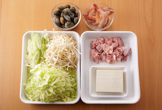 えびは尾を残して殻をむき、竹串で背わたを取る。白菜は幅5ミリの細切りに、ねぎは幅1センチの斜め切りにする。鶏肉は一口大に切る。あさりは殻をこすり合わせるようにして洗う。