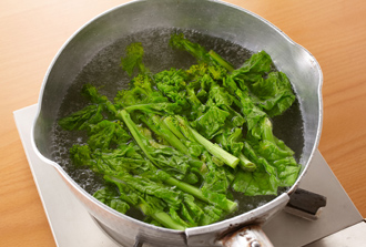 菜の花は根元の堅い部分を切り落とし、塩少々（分量外）を加えた熱湯でサッとゆでて冷水にとり、水気を絞る。