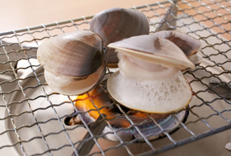 はまぐりはきれいに洗い、焼き網または魚焼き用グリルで焼く。口が開いたらしょうゆ、酒各少々をふり、身と汁をとっておく。