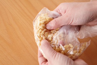 揚げ玉を厚手のビニール袋に入れて手でもみ、細かく砕いて2の鶏肉にかけ、白いりごまもかける。食べる直前に揚げ玉をかけて、サクサクした食感をお楽しみください。