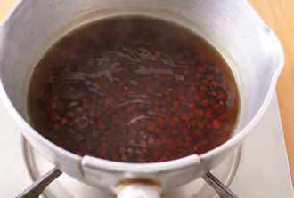 赤飯を作る。もち米は炊く30分前にかるく研ぎ、ざるに上げて水気をきる。小豆は洗って鍋に入れ、水2と1/2カップ（分量外）を加えて中火にかける。煮たったら混ぜながら20～35分ゆでて八分通りくらいの柔らかさにする。