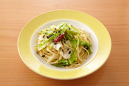 2で炒めたものをソースがわりに、パスタをあえるのもおすすめです。キャベツを炒めたフライパンにゆで上げたパスタを加えてさっとあえて。