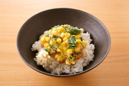 かき揚げをご飯にのせて、丼仕立てにするのもおすすめです。少し甘めの丼つゆをかけましょう。丼つゆの材料と作り方（作りやすい分量）：鍋にだし1/2カップ、しょうゆ大さじ1、みりん小さじ2、砂糖小さじ1を入れて火にかけ、煮たって砂糖が溶けたら火を止めてさます。