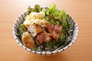 チキン南蛮はご飯との相性も抜群！野菜と一緒にご飯にのせて丼仕立てにしてもおいしく食べられます。
