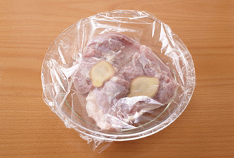 鶏肉は半分に切って耐熱の皿にのせてしょうがをのせ、下味をふる。ラップをふんわりかけて電子レンジ（600W）で5分加熱する。そのまま冷まし、食べやすく細切りにする（蒸し汁はとっておく）。