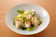 おいしいごまだれを使った中華風白和えをご紹介します。濃厚なごまだれと豆腐、焼きなすがよく合います。　ごま風味の中華風白和えの材料と作り方：水きりして粗くくずした木綿豆腐1/3丁（100g）、ゆでた枝豆適量、焼いて皮をむき、食べやすく切ったなす１本をかるく混ぜ、ごまだれ適量であえる。