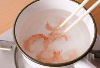 むきえびは背わたがあれば取り除く。Aをもみこんで5分ほどおき、さっと水洗いして水気をきる。塩少々（分量外）を入れた熱湯でゆでて取り出し、3～4等分に切る。