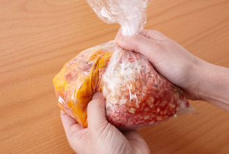 ポリ袋にたねの材料を入れ、袋の上からよくもんで、粘りが出るまで練り合わせる。しめじは根元を切って小房に分ける。