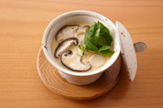 土瓶蒸しに溶き卵を加えて蒸せば、きのこ風味の秋らしい茶碗蒸しになります。茶碗蒸し：土瓶蒸し2人分に溶き卵2個分、塩少々を加えて混ぜ、耐熱の器に注ぎ入れる。蒸し器に入れ、強火で2分、弱火で10分蒸す。