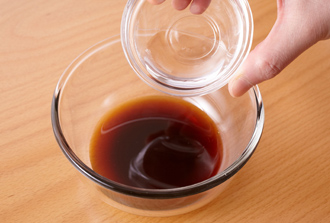 黒みつに焼酎を混ぜる。器に焼いたさつまいもとみつ豆をのせ、みつをかける。