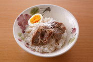 ご飯に汁ごとのせて丼にしてもいいですね。せん切りのねぎ、韓国産粉唐辛子（または一味唐辛子）をふるとアクセントになります。