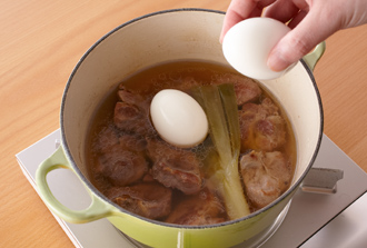 ナンプラーを加え、再び落としぶたをしてさらに30分ほど煮る。殻をむいたゆで卵、しょうゆを加え、ゆで卵が温まる程度に煮たら火を止める。粗熱がとれたら器に盛り、ゆで卵を切ってのせる。