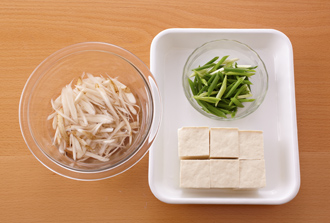 牛肉は大きければ食べやすく切る。ごぼうはたわしで皮をこすって洗い、ささがきにしてさっと洗って水気をきる。豆腐は食べやすく切る。万能ねぎは幅1.5センチの斜め切りにする。