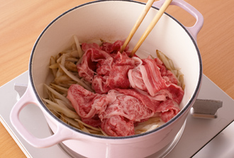 鍋にサラダ油を中火で熱し、ごぼうを炒める。全体に油が回ったら牛肉を加えて炒め合わせる。