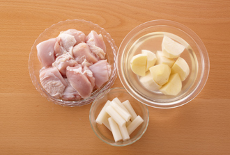 鶏肉は食べやすい大きさに切る。じゃがいもは一口大に切って調理するまで水にさらす。トッポッキは洗って水気をきる。