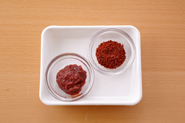 辛みを加えたアレンジもおすすめです。材料が煮えたところでコチュジャン大さじ2～3、韓国産唐辛子を好みの量加え、塩、こしょうで味をととのえましょう。