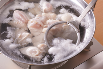 鍋にAと鶏肉を入れて火にかけ、煮立ったらアクをていねいに取る。