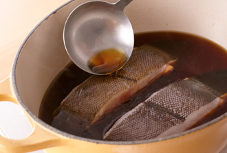鍋にしょうが、Aを入れて火にかけ、煮立ったらカレイを並べ入れ、煮汁を回しかけて表面に火を通す。