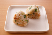 混ぜご飯にするとまた違った味わいが楽しめます。カレイの身をほぐし、きざんだ三つ葉とともにご飯に混ぜておにぎりにしましょう。お酒のあとのしめにも喜ばれます。