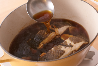 落としぶたを外し、煮汁を回しかけながら少し煮詰めるようにして1～2分煮る。器に盛り、煮汁をかけてゆでた小松菜を添える。