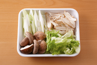 ごぼう、ねぎは斜め薄切りにする。生しいたけは軸を取って半分に切る。レタスは食べやすくちぎる。