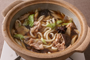 鍋のしめはうどんで。ゆでうどんを直接鍋に入れ、好みの加減に煮ましょう。