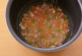 ピラフを作る。米を洗って水気をきり、炊飯器に入れる。1合の目盛りまで水を注いでAを加え、普通に炊く。