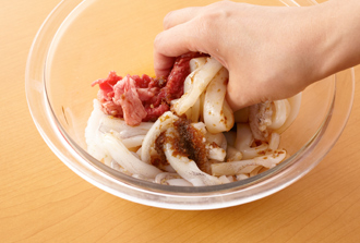 いかは内臓を取り除いてよく洗い、胴を幅1センチに切り、足は食べやすい長さに切ってボウルに入れ、牛肉、Aを加えてもみ込む。