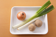 アヒージョに入れる野菜は好みのものでOK。じゃがいも、ねぎ、玉ねぎなどはよく合います。食べやすく小さめに切って、油でじっくり炒め煮にしましょう。