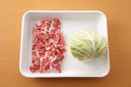 食材を変えると、同じ調理方法でも違った味わいになります。白菜をキャベツに、ベーコンを豚しゃぶしゃぶ用肉にかえるアレンジもおすすめです。