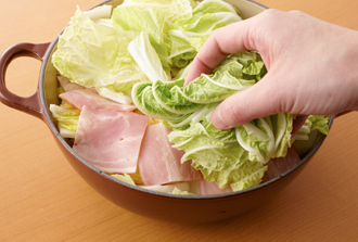 鍋ににんにく、しょうがを入れて白菜の茎を全体に敷きつめ、その上に、ベーコン1/3、白菜の茎や葉、ベーコン1/3の順に3回繰り返し重ね、最後にあさりをのせる。酒、顆粒スープの素を加え、ふたをして強めの中火で10分ほど蒸す。
