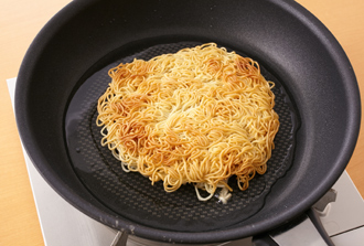 フライパンにサラダ油の1/2量を熱し、水気をきった麺の1/2量を入れて弱火にし、丸く形を整える。片面がカリッとするまでゆっくり焼きつけ、裏返してもう片面もカリッとするまで焼き、皿に盛る。残りも同様に作って皿に盛る。