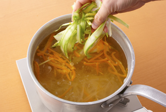 スパゲティを、塩を入れた熱湯（湯1リットルに対して塩小さじ2くらい）で袋の表示通りにゆでる。ゆで上がりの1分前にパプリカ、アスパラガスを加え、スパゲティのゆで上がりと一緒にざるに上げる。