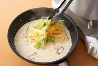 フライパンにオリーブ油を中火で熱し、ベーコンを炒める。焦げ目がついてきたら、豆乳、粉チーズを入れる。沸騰直前で火を止め、ゆで上がったスパゲティ、野菜、ゆで汁大さじ2、卵黄を加え、塩、黒こしょうで味をととのえて器に盛る。温泉卵をのせ、粗挽き黒こしょうをふる。