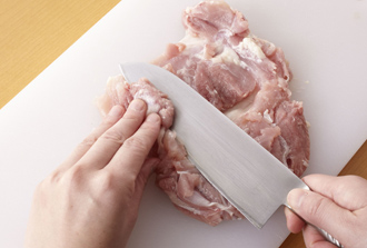 鶏肉は厚い部分には切り込みを入れて厚さを均一にし、Aをもみ込んで10分おく。水菜は長さ3センチに、プチトマトは半分に切る。