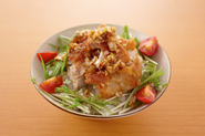 ねぎしょうがだれはご飯ともよく合うので、丼にして食べてもおいしい！野菜もいっしょにのせましょう。