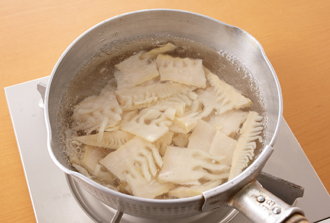 たけのこは食べやすく切って熱湯でさっとゆで、水洗いして水気をしっかりきる。トマトは一口大に切る。