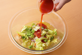 耐熱のボウルに1の野菜とAを入れて混ぜ合わせ、ラップをかけて電子レンジ(600W)で8分加熱する。ローリエを取り出し、白ワイン、野菜ジュースを加えて混ぜ、ラップをかけずに電子レンジ（600W）で5分加熱する。