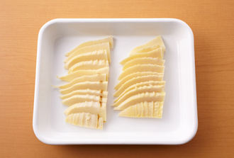 たけのこは厚さ5ミリのくし形切りにする。