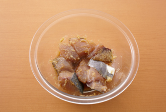 鰆は一口大のそぎ切りにしてボウルに入れ、Aを加えてもみ込み、5分おく。ピーマンはへたと種を取って縦に細切りにする。セロリは長さを半分に切って縦に細切りにする。にんじんも皮をむき、同様に細切りにする。