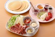 手巻き風に、自分で好きな具をのせて食べるのも楽しくておすすめ。スイーツ系は、好きな果物とジャム、メープルシロップ、チョコシロップをはさみます。おかず系は、レタスやプチトマトなど好みの野菜と、焼いたベーコン、ソーセージなどを用意してマスタードやケチャップを添えましょう。