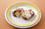 カマンベールポテトケーキを、薄く切ったバゲットにのせて焼いて食べるのもおすすめです。チーズがとろりとするまで焼けばできあがり！