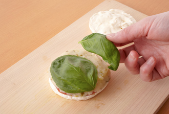 ポテトの上にバジルをのせ、残りのチーズを重ねてサンドする。食べやすく切り、はちみつをかけて食べる。